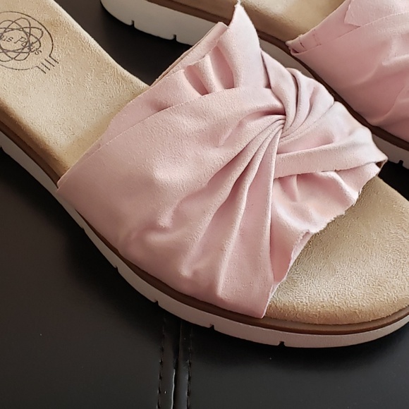 Hocus Pocus Shoes - HOCUS POCUS Women's Pink Sandels. Size 7 1/2 M.